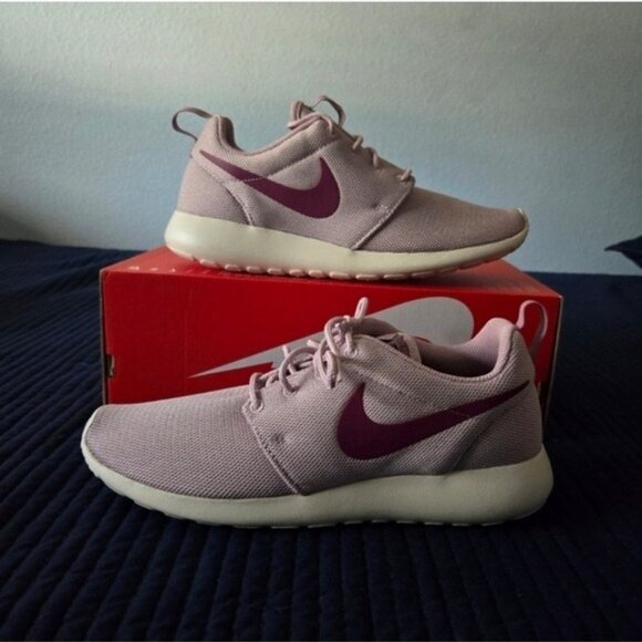Nike Roshe One Women Size 11 Plum Chaulk True Berry 112025 Gf - Picture 2 of 12